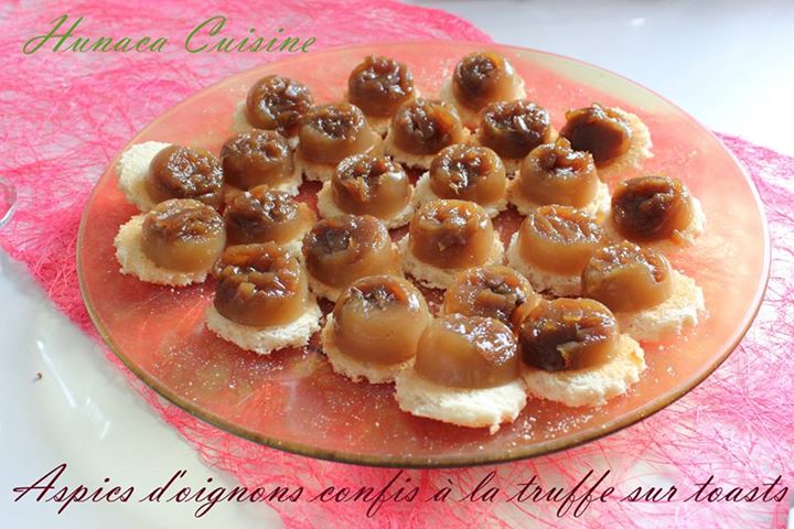 Lire la suite à propos de l’article Aspics d’oignons confis à la truffe sur toasts