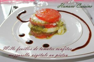 Lire la suite à propos de l’article Mille feuilles de tomates confites mozzarella végétale au pistou