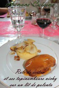 Lire la suite à propos de l’article Roti de seitan et ses topinambours vichy sur un lit de polenta