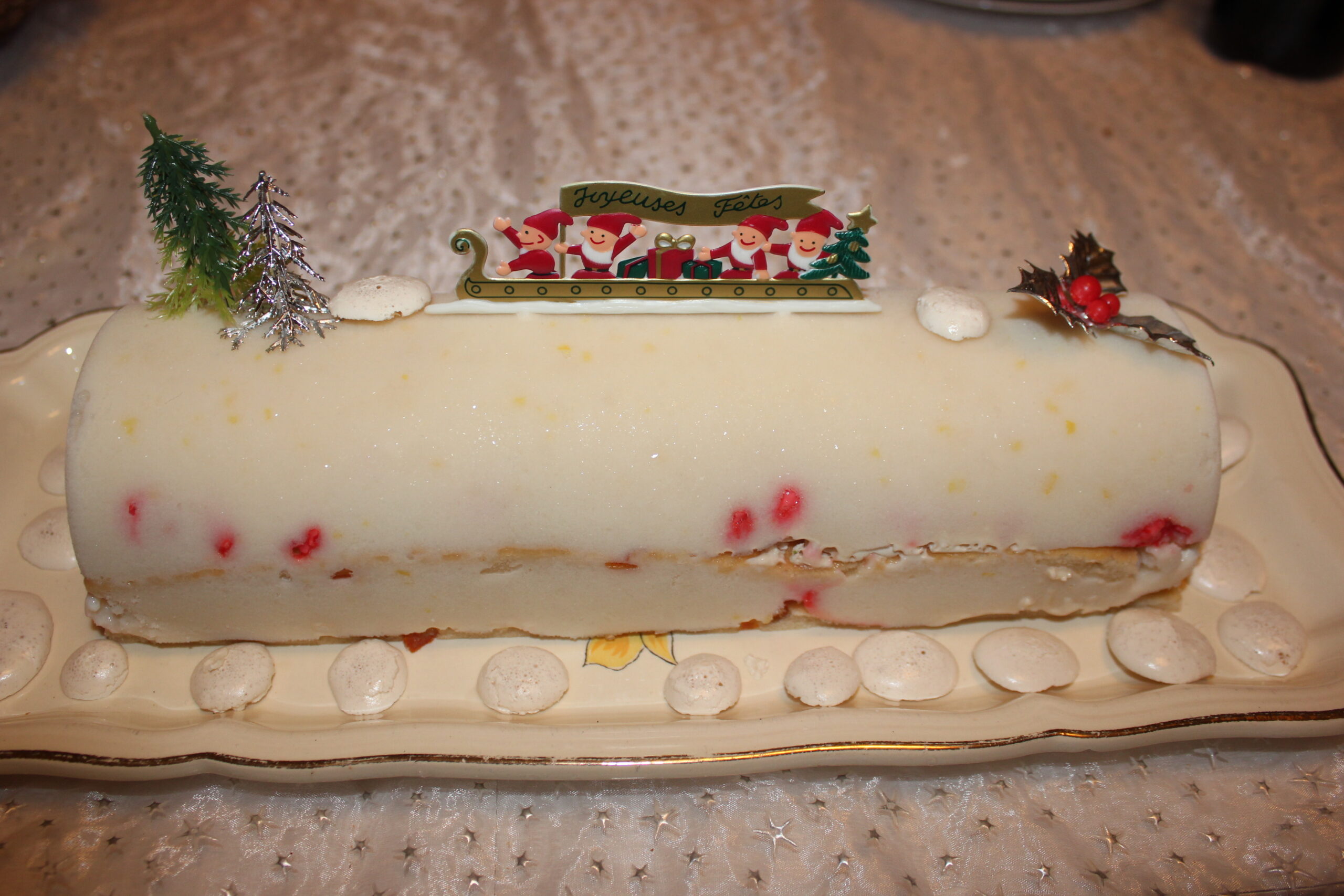 You are currently viewing Bûche glacée aux agrumes meringués et pralinés