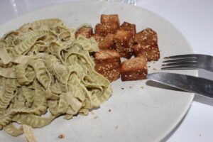 Lire la suite à propos de l’article Cubes de tofu aux spaghettis de soja